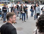 Die Mitglieder der neun Teams fanden sich zu einem Infoanlass am Bahnhof Wil ein. (Bild: PD)