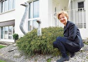Künstlerin Regula Raas vor einem ihrer Kunstwerke. (Bild: Evi Biedermann)