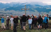 Die Rhodskommission der Lehner Rhode lud 2013 erstmals zu einem Abendspaziergang entlang einem Teil der Rhodsgrenze ein. (Bild: Monica Dörig)