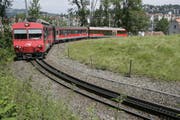 Eine Komposition der Appenzeller Bahnen (AB) durchfährt die Ruckhaldekurve. (Bild: Hannes Thalmann - 29. Juni 2007)