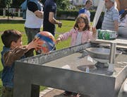 Kinder spielen am Nationenfest der Kirchgemeinde St. Peter. (Bild: CARO NADLER)