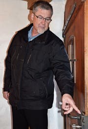 Bruno Metzger von der Kantonspolizei weist bei seinen Sicherheitsberatungen auf mögliche Schwachstellen an Türen und Fenstern hin. (Bild: Katharina Rutz)