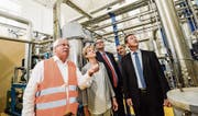 Karl Gschwend vom Nahrungsmittelproduzenten Hochdorf zeigt den Gästen in Sulgen die CO2-Recyclinganlage. Mit dabei sind die Thurgauer SVP-Nationalrätin Verena Herzog sowie Vertreter der beiden Firmen Asco und Messer. (Bild: Donato Caspari)