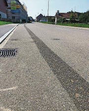 Bernrainstrasse: Links fehlt nun der Radstreifen, rechts dürfen die Velos das Trottoir nutzen. (Bild: ubr)