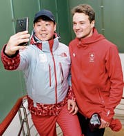 Ein freiwilliger Helfer hält in Pyeongchang sein Treffen mit Fabian Bösch fest. Der 20-jährige Schweizer sagt: «Das Ziel ist das Podest.» (Bild: Jean-Christophe Bott/KEY)
