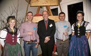 Zwei der neuen Ehrenmitglieder, Beat Metzger (links) und Roger Schläpfer (rechts) mit Präsident Dominik Zimmermann und den Ehrendamen. Michi Schwinn war verhindert. (Bild: GR)