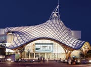 Seit diesem Projekt, dem Centre Pompidou in Metz im 2005, machen Hermann Blumer und der japanische Stararchitekt Shigeru Ban gemeinsame Sache. Bei der Preisübergabe musste sich Ban vertreten lassen. (Bild: PD)