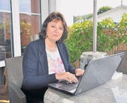Sabine Ibing schreibt gerne und überall – auch in ihrem Garten. Soeben ist ihr zweites Buch erschienen. (Bild: Stefan Etter)