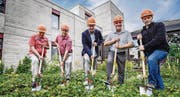 Beginnen die Bauarbeiten symbolisch: Bewohner Albert Schönenberger, Jörg Nellen von der Baukommission, Heimleiter Andreas Steinke, Genossenschaftspräsident Christian Hug und Architekt Claudio Votta. (Bild: Reto Martin)