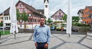 Ernste Miene, fröhlicher Anlass: Gemeindepräsident Matthias Küng auf dem sanierten Kirchplatz. (Bild: kli)