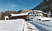 Hans Stifflers Hof und Wohnhaus «Zur Stilli». Im Hintergrund das Hotel Intercontinental, wo Donald Trump logiert. (Bild: Dominic Wirth (Davos, 25. Januar 2018))
