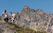 Wanderer im «alta Hees» vor der imposanten Kulisse der Madrisa. (Bild: Christoph Zweili)