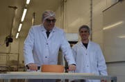 Fachplaner Jann Walder (ganz rechts) erklärt die technische Einrichtung der neuen Schulkäserei. (Bild: Katharina Rutz)
