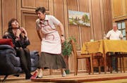 Angriff auf die Lachmuskeln: Die wütende Dorli (Mitte, Barbara Vetterli) stürmt auf Lilly (links, Angela Ullmann) zu. (Bild: Peter Spirig)