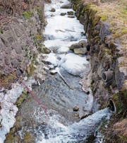 Aus Wasser wird dank der grossen Kälte schnell Eis: Der Grabserbach (oben) und der Studnerbach. (Bilder: Walter Roggensinger)