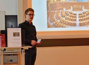 «Wollen wir das?» Maturand Raphael Wüthrich zeigt ein Bild des leeren Nationalratssaales. (Bild: PF)