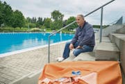 Auf den grossen Ansturm muss Dominique Assire, Chefbademeister vom Schwimmbad Hörnli in Kreuzlingen, vorerst noch warten. (Bild: Andrea Stalder)