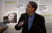 Roland Richter, Mitglied der jüdischen Gemeinschaft in St. Gallen, vor dem Ausstellungsporträt über ihn. (Bild: Michel Canonica)