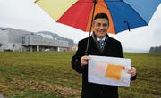 Der Sirnacher Gemeindeammann Kurt Baumann zeigt den Gestaltungsplan für die Landparzelle gegenüber der Firma Eku bei Gloten. (Bild: Nana do Carmo)