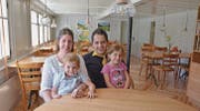 Anita und Markus Tobler mit ihren Kindern Maurus und Jasmin in der gemütlichen Gaststube. (Bild: ker)