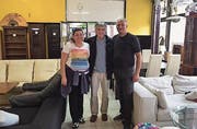 Christian Roth (Mitte) mit dem slowakischen Ehepaar in ihrem Brockenhaus in Jesenske in der Slowakei. (Bild: PD)