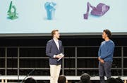 Moderator Julian Thorner (links) spricht an der OBA-Eröffnungsfeier mit dem Origami-Künstler Sipho Mabona. (Bild: Mareycke Frehner)