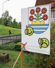 Daumen hoch fürs traditionelle Gemeindewappen, Daumen runter fürs neue Gemeindelogo: Mit diesen Plakaten rührt das Petitionskomitee die Werbetrommel. (Bild: Rudolf Hirtl)