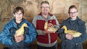 Ursula, Hans und Miriam Feuz freuen sich über ihre kleinen Gänse. (Bilder: Maya Heizmann)