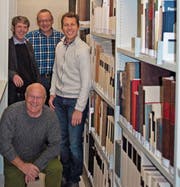 Pfarrer Christian Herrmann, Kirchenpfleger Ernst Gerber, Staatsarchivar André Salathé und Adrian Oettli vom Archivdienst für Gemeinden bei der Übergabe der Archivalien an den Kanton (v. l.). (Bild: PD)