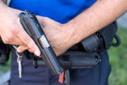 polizei zieht knarre. mann. (Bild: ALEXANDRA WEY (KEYSTONE))