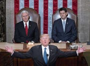 Donald Trump während seiner Rede zur Lage der Nation im US-Capitol. Hinter ihm sitzen der US-Vizepräsident Mike Pence (links) und der republikanische Sprecher des Repräsentantenhauses, Paul Ryan (rechts). (Bild: Andrew Harrer/Bloomberg (Washington, 30. Januar 2018))