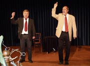 Burkhard Damrau und Dieter Richter boten Kabarett im Aadorfer Kleinkunstsaal. (Bild: Kurt Lichtensteiger)