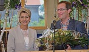 Der Thurgauer FDP-Präsident Walter Schönholzer bedankte sich bei Ständerätin Karin Keller-Sutter für ihre Ausführungen. (Bild: Christoph Heer)