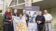Rotarier Manuela Eichenlaub, Peter Muri, Marco Weber, Fritz Strassmann und Stefan Bachmann vor der Bäckerei Strassmann in Weinfelden. (Bild: Thi My Lien Nguyen)
