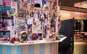 Ein wunderbarer Tauschsalon: Der «Kiosk à Gogo» im Eingangsbereich des Festivals. (Bild: Sabrina Stübi)