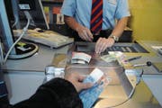 Den Billettverkauf lagern die Appenzeller Bahnen an Dritte aus. (Bild: NANA DO CARMO)