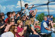 Fans und Angehörige der Spieler freuen sich über ein erzieltes Tor. (Bild: Fritz Heinze)