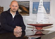 Stephan Fels vor einem Schärenkreuzer-Modell mit VM Sails. (Bild: Pavel Lindig)