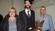 Gemeindepräsident David Zimmermann (Mitte) verabschiedete an der Versammlung die langjährige Protokollführerin Karin Büchel und den langjährigen «Wetterfrosch» Otto Michel. (Bild: Hayo Eckert)