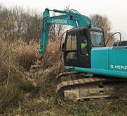 Mit dem Bagger werden zugewachsene Weiher geöffnet und damit Lebensräume geschaffen. (Bild: NaturKonkret, Guido Leutenegger/PD)