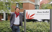 Jürg Niggli vor einer der vier Liegenschaften der Genossenschaft Alterssiedlung Arbon, dem Haus Stoffel. (Bild: Ralf Rüthemann)