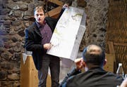 Referent Martin Frei mit der Gefahrenkarte der Stadt Amriswil. (Bild: Rita Kohn)