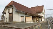 Das ehemalige Bahnhofsgebäude im Bernrain wartet seit langem auf die Sanierung. (Bild: Urs Brüschweiler)