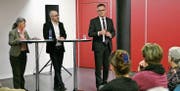Alexander Sautter, Programmentwickler bei SRF (Mitte), und Hanspeter Krüsi, Mediensprecher der Kantonspolizei St. Gallen, unterhalten sich über den Umgang mit Tätern in den Medien. Das Gespräch leitete Ursel Kälin, Vorstandsmitglied Verein SRG Ostschweiz. (Bild: Jolanda Riedener)