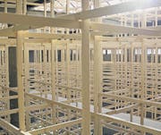 Vom Keller durchs Labyrinth nach oben: Erstaunliche Einblicke und neue Raumerlebnisse gewährt die Installation des Künstlerkollektivs CKÖ dem Kunsthalle-Besucher. (Bilder: Martin Preisser)