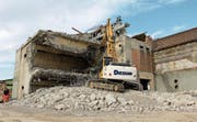 Auf dem Areal im Rietli sind die Bagger aufgefahren. Derzeit wird der alte Maschinenraum abgebrochen. (Bilder: Linda Müntener)