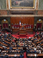 Emmanuel Macron redet dem Parlament ins Gewissen. (Bild: Eric Feferberg/EPA (Paris, 3. Juli 2017))