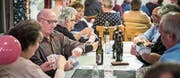 Es lässt sich mit einem «Saft ohne» und den richtigen Karten gut einen Jass klopfen. (Bild: Reto Martin)