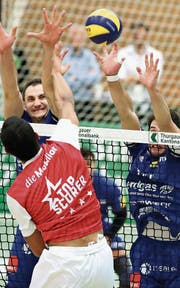 Auf die Amriswiler (blau) wartet eine schwierige Viertelfinalserie. (Bild: Mario Gaccioli (Amriswil, 4. November 2017))
