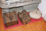 Holzklötze und Fussstein aus den Armenhäusern.